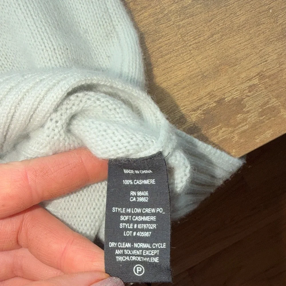 Theory Women’s  Light Gray Cashmere Sweater Size M - Picture 7 of 7